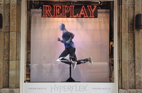 Replay - Running Mannequins